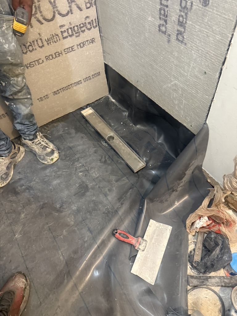 Construcción de la base de la ducha con pendiente hacia el desagüe